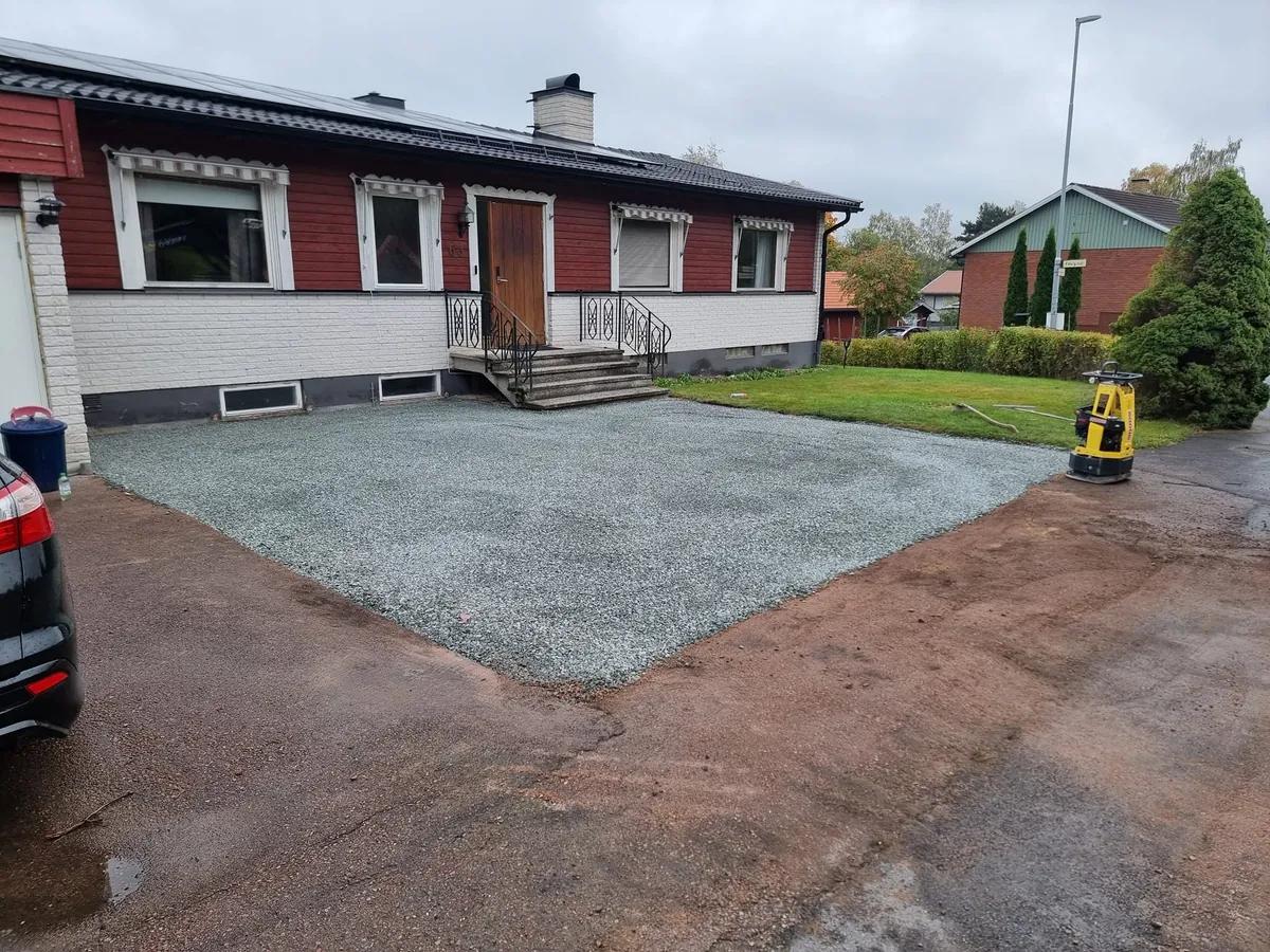 Nylagd, jämn grusparkering efter arbetet