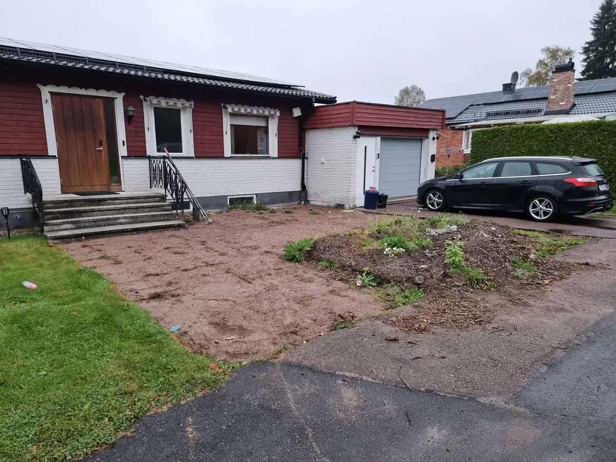 Sliten grusyta och entré före arbetet