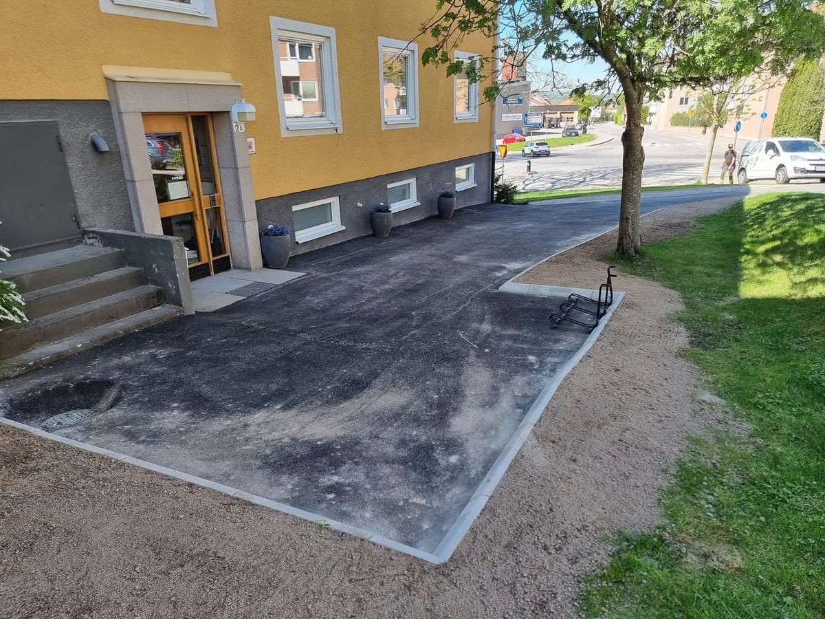 Ny asfalt och kantsten efter