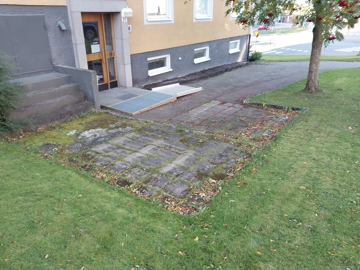 Spräckta plattor och ojämn yta före