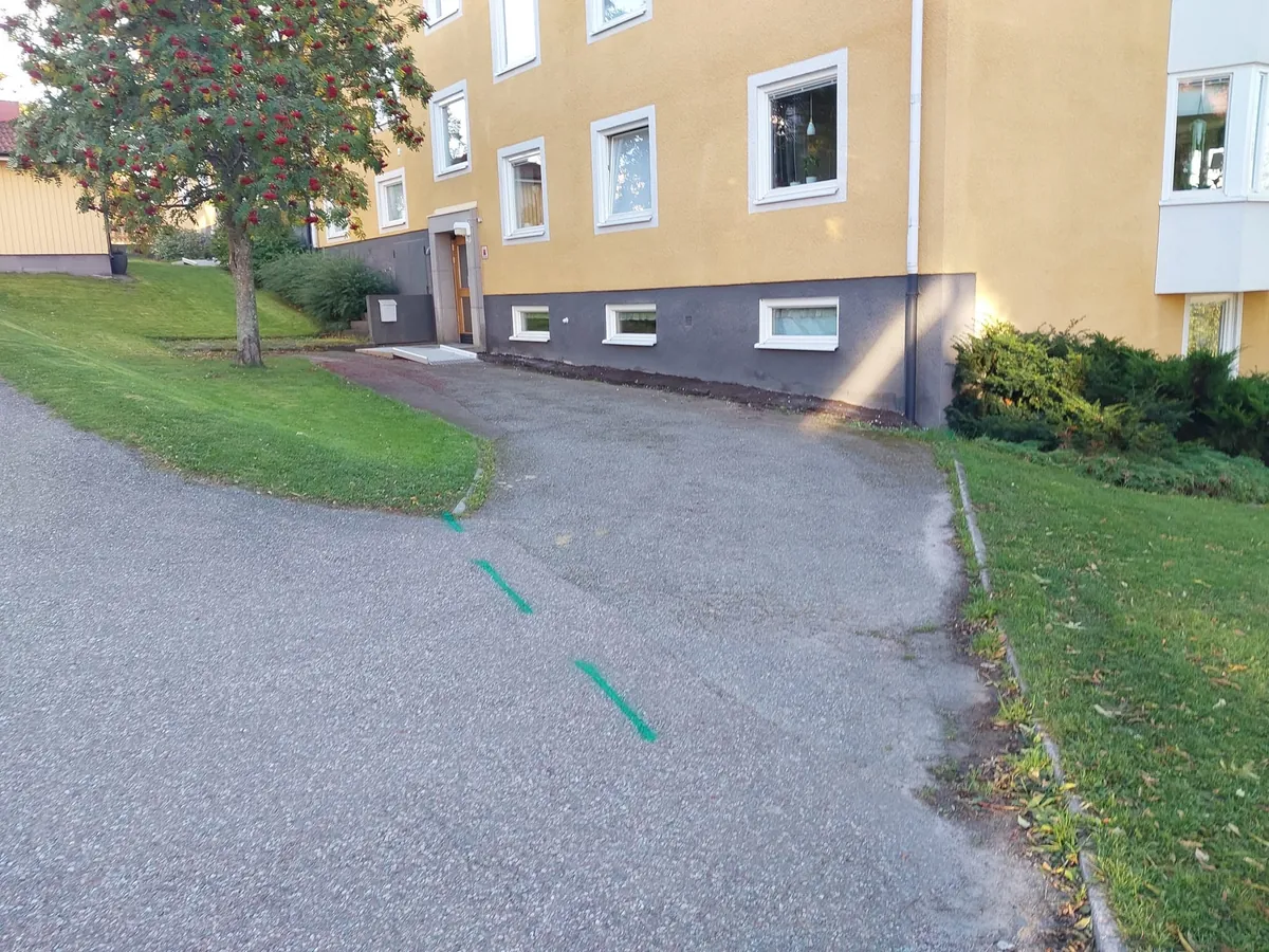 Sliten infart med lösa massor före